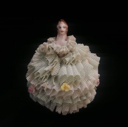лот №P000456 — Фигура "Девушка в бальном платье"