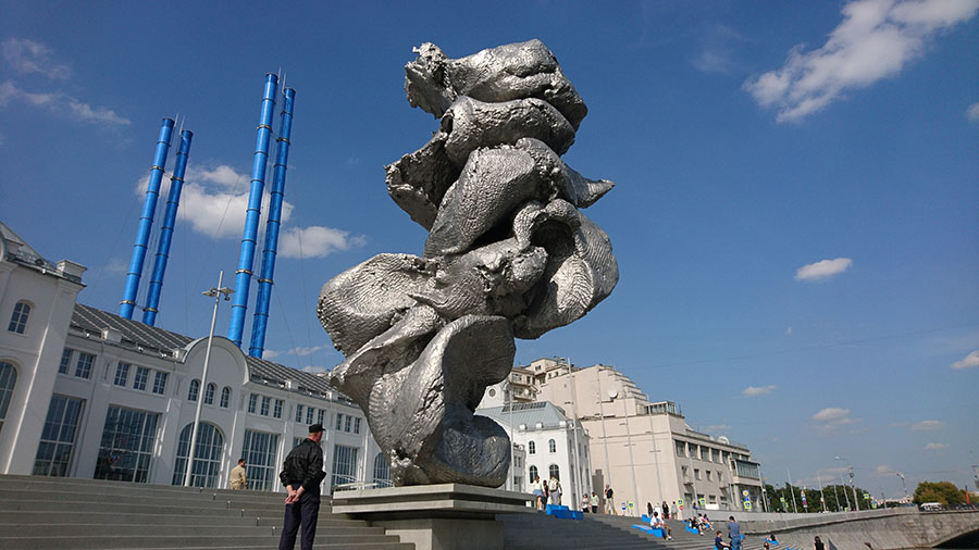 Вызвавшую овации скульптуру швейцарского мастера УРСА ФИШЕРА «Глина-4» оставят в Москве