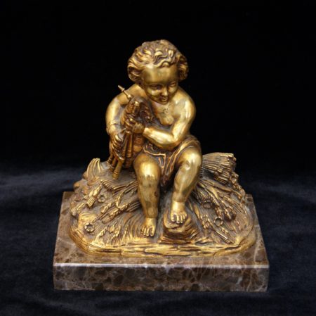 лот №B000224 — Скульптура «Путти с музыкальным инструментом»